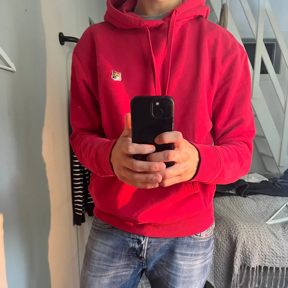 Snygg röd hoodie från det franska märket maison kitsune. Den är i riktigt fint skick och sitter enligt mig nånstans mellan M och L. Hoodies.