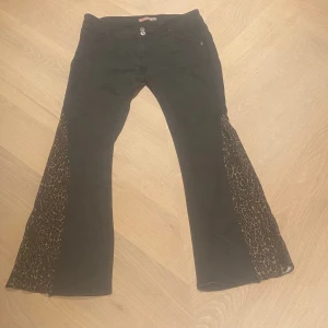 Leopard svarta lågmidjade jeans  - Säljer mina favorit jeans för jag har vuxit ur dom.sitter så bra,lågmidjade och  flare .😍köpte på plick av en tjej  för några månader sen.❤️det är bara att skriva till mig med frågor. 