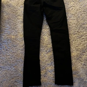 Svarta byxor - Säljer nu ett par riktigt feta byxor!!! Riktigt bra byxor i bra skick som passar året runt och passar till de nästa🔥🔥Om ni har frågor eller vill ha mer bilder så äre bara o fråga🤩🤩Priset går att förhandla🫣🫣
