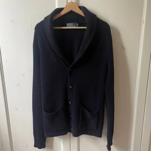Ralph Lauren Cardigan - Säljer denna Ralph lauren cardigan då den är för står för mig | Är storlek S men sitter mer som en M/L | Är i väldigt bra skicka utan några defekter | Ny pris 3500kr | 