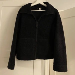 Hm Teddy jacka  - Säljer denna virala slutsålda hm Teddy jackan i storlek small. I super bra skick och inga defekter .  Säljs  då ja har för många jackor. Tveka inte om ni undrar något🌸💕💕