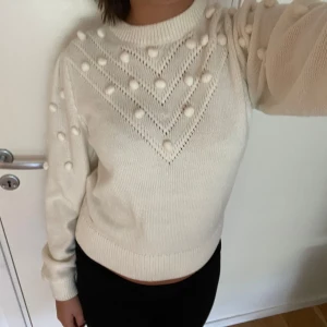 Vit stickat tröja - Vit tröja med små  ”bollar” på, jättesöt och mkt bra skick 