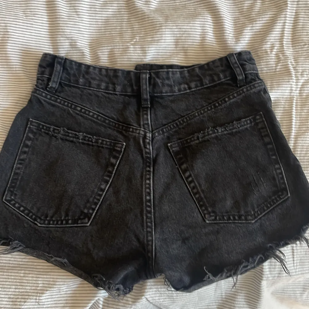 Nu säljer jag min svarta zara jeans shorts  för bara 100kr ❤️. Shorts.