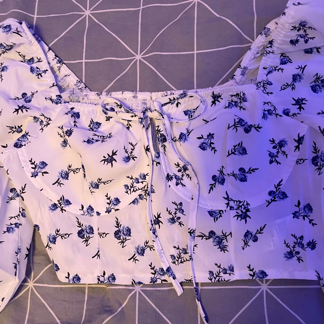 Vit blommig croppad topp - 91