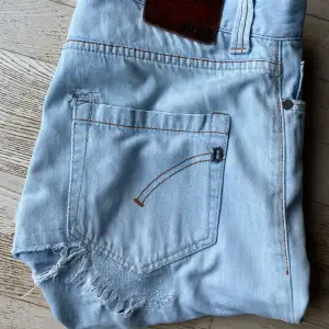 Hej säljer ett par dondup Jeans storlek 34, väldigt bra skick. Nypris ca 3500kr.