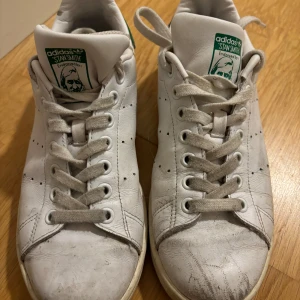 Adidas Stan Smith Original, size 38  - Stan Smith original, väl använda och lite repiga men i gott skick, därav lågt pris.