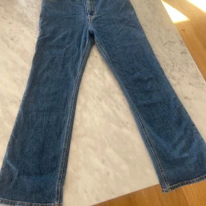 Jeans från Rodebjer - Storlek 28. Ankel lång jeans model Hudson denim. Använda en gång och är i mycket fint skick! 