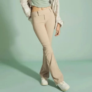 Lågmidjade kostymbyxor - Intressekoll mina beigea bootcut kostymbyxor från H&M, går inte att köpa längre då de har utgått från sortimentet. Stretchigt material. Passar XXS-XS. Midjemått rakt över: 31  Innerbenslägd: 75. Nya endast testade. Tryck ej köp nu