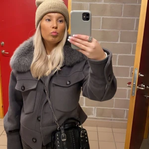 Meotine jacka  - Säljer nu denna Meotine jacka för ett jättebra pris💕 Jackan är i väldigt bra skick och den är knappt använd.  Priset går att diskutera och skulle du vilja ha fler bilder är det bara att höra av sig! 