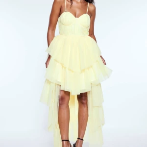 Gul NA-KD tyllklänning - Superfin gul tyllklänning från NA-KD som ej kommer till användning💛🧡 Skickas med spårbar frakt Samfraktar om man vill ha flera olika varor.  Storlek: 40/L