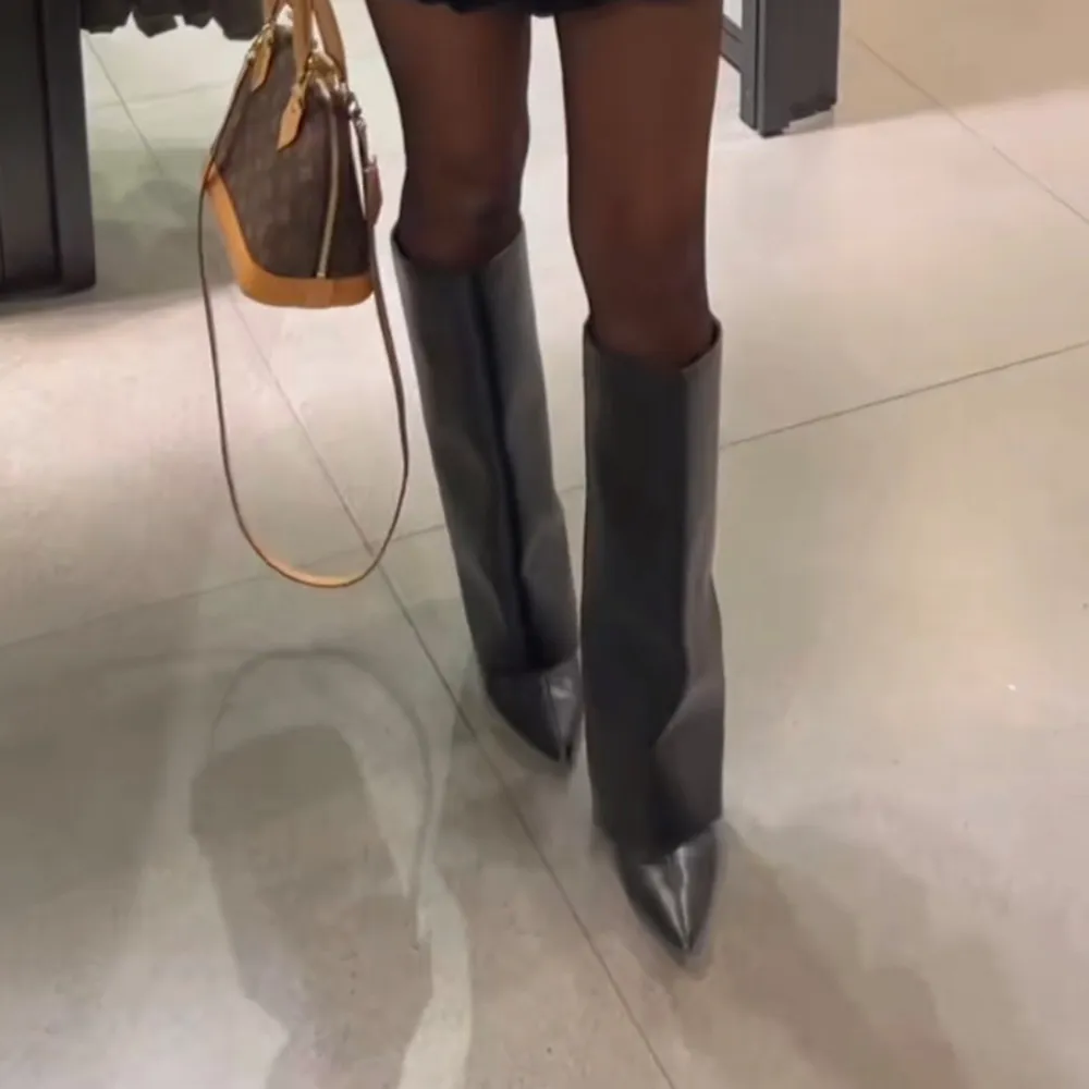 Säljer dessa helt nya boots från zara som jag köpt någon gång under vintern. Aldrig använda. Hata bara stått som prydnad hittills så därför säljer jag. Nypris är 859kr.. Skor.