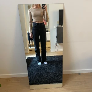 Croppad långärmad - Croppad långärmad från Daisy street  Storlek 36  Beige färg med vita detaljer  Material: 50% Polyester  48% Bomull  2% Elastan 