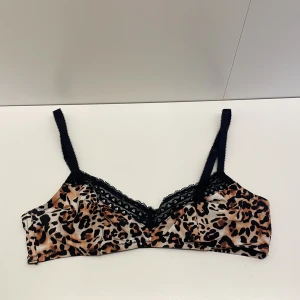 Bygellös BH &Other Stories  - Jättefin bygellös BH från &Other Stories med spetskant.  Material: 79% polyamid, 21% elestan Storlek: 42 