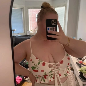 Topp med knyte och volang  - Topp med knyte och volang från Nelly.