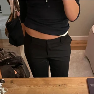 Kostymbyxor  - Ett par jätte fina lågmidjade kostym byxor från bik bok. Dok har bakfickorna gått sönder. Men det syns inte på. 