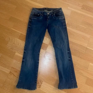 Ltb valerie jeans - Säljer mina ltb valerie jeans som jag aldrig använt. De är dock uppläggda för att passa mig som är 155 cm lång. Så de passar perfekt för nån runt min längd! Säljer för 300kr