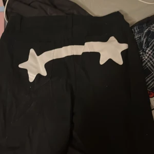 Jeans/byxor - De är storlek L, dock har jag storlek S men de funkar perfekt om man älskar baggy jeans, behöver bara bälte. De va lite katthår på byxorna i bilden men efter en tvätt är de helt borta! Jag hann inte tvätta idag