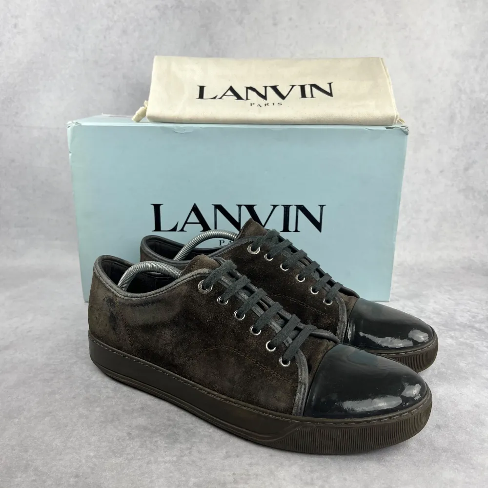 Lanvin captoe sneaker  –  Skick: 7/10  –  Storlek: 43/uk9  –  Tillbehör: Enbart skorna ingår  –  Nypris: 5200 kr  Denna modell är stor i storlek och vi rekommenderar att gå ner en storlek. Skor.