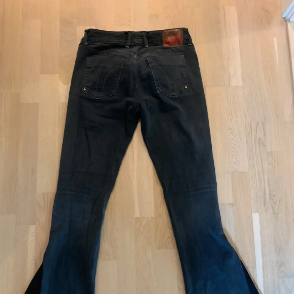 Skit snygga mörkgråa jeans! Köpta secondhand o har blivit sydda till bootcut men de e super fina!🤗✨. Jeans & Byxor.