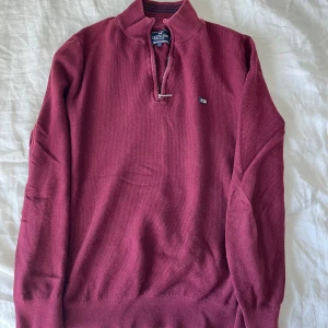 Lexington halvzip - Säljer min halvzip från lexington, inga fläckar och den är inte trasig nånstans 