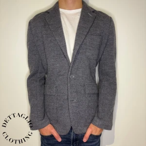 Kavaj/Cardigan  - Grå kavaj/Cardigan från Hartford | Skick: 7/10 | Storlek: M | Nypris: 2899kr | Säljer för 589kr | Spårbar frakt via Postnord eller Instabox | Hör av dig vid frågor eller funderingar 