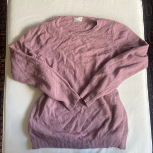 Merinoullströja - Peefekr tröja till vintern. Skulle säga storlek S. Har ett litet litet hål men går att laga. Pris kan diskuteras.