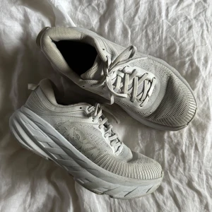 HOOKA One One Bondi 7 - Ett par vita HOKA One One som jag aldrig använt då de är aningen små. Skulle säga de snarare är 39 än 40. Bra sko, som att gå på moln.