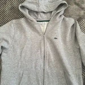 Hoodie för barn från Lacoste i storlek 16, passar någon som är 176 cm lång ungefär. I nyskick! 