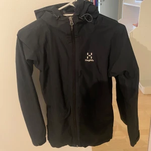 Dam Haglöfs jacka för 800kr - En halglöfsjacka för damer i storlek xs. Bra för regnet, bra för sport. Har kanske använt den 4 gånger. Väldigt billigt för dens värde 