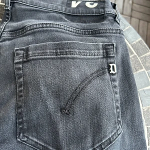 Dondup jeans  - Säljer dondup inga defekter bra skick i färgen svart/grå, modellen heter George. Storlek 34 men sitter som 31, pris kan diskuteras vid snabb affär, skriv om ni har fler frågor!🤩