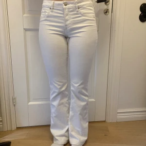 Vita bootcut jeans - Vita jeans från H&m, knappt använda