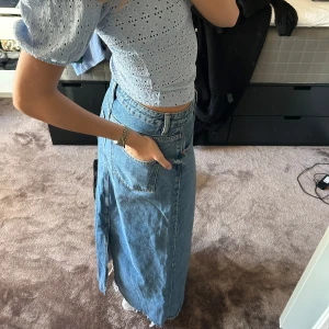 Lång Jeanskjol med slits - Använd endast en gång 💕