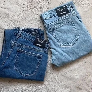 Jeans från Weekday - Säljer ett par snygga jeans från Weekday i modellen arrow low straight. De är ljusblå och har en klassisk straight fit. De har en låg midja och är gjorda i ett skönt denim-material. Säljs på grund av för små💗