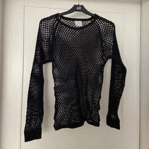 Vintage nättröja - Häftig vintage nät-tröja i svart 🖤✨Väldigt alternativ och riktigt unik! Köpt secondhand men inte alls min stil så säljer den 🥰Storlek uppskattar jag till L eller XL, sitter lagom tight på mig som är 40-42 🌹Superfint skick! 