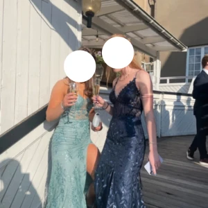 Balklänning  - Jättefin balklänning i en blå/grön färg. Lite slitningar som finns bild på skriv för bilderna. Som en sminkfläck men syns inte med klänningen på. Nypris 1700kr från zapaka☺️