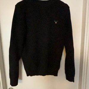 Svart tröja från GANT - Säljer en stilren svart tröja från GANT i storlek S. 