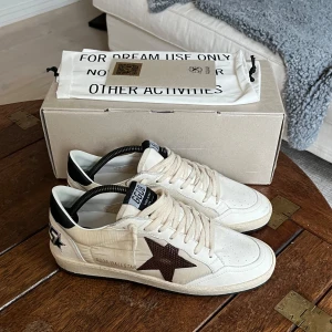 Golden Goose Ball Star  - Säljer ett par Golden Goose ”Ballstar” i färgen beige. Skrorna är helt nya och har aldrig blivit använda. Storlek 40 men passar 41 också. Allt Og finns.  Skriv om du undrar nått/Martin 