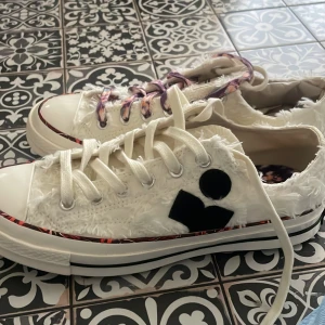 Isabel marant x converse  - Jag säljer dessa skorna från den nya collectionen av isabel marant x converse❣️ helt slutsålda och aldrig använda, säljer pågrund av att jag råka köpa fel storlek