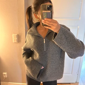 Stickad tröja - Grå stickad tröja med vidare ärmar från hm storlek S!