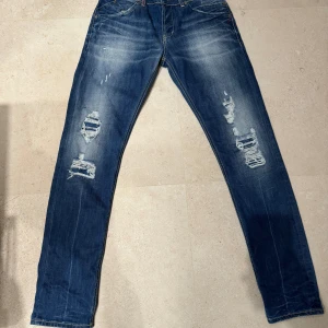 Blåa Dondup Jeans med slitningar. - Tja! Säljer nu dessa eleganta Dondup jeans. Väldigt bra skick. Skicka om ni har funderingar och mm.😁