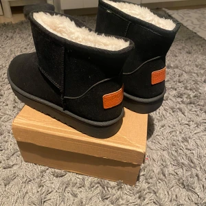 Uggs  - Alldrig andvänt dessa uggs då de är för små på mig men det ör mycket fina och i bra kvalite kaffe verkligen haft kvar dem men dem är tyvärr för små