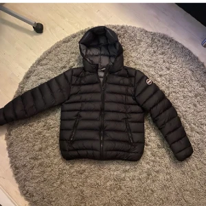 Colmar jacka  - Säljer min tvär feta Colmar jacka som är perfekt till det kyligare vädret, köpt förra året på kidsbrandstore för 4,6, skriv vid minsta fundering🙌🫡
