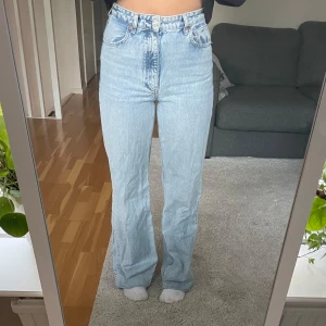 Hömidjade jeans från Zara - Superfina högmidjade jeans från zara, använda ett fåtal gånger!