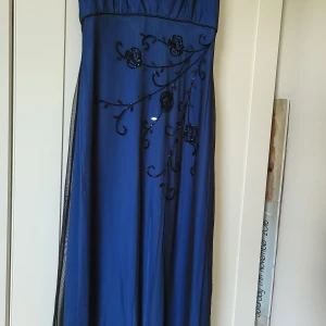 Adriana Papell marin blå klänning  - Adriana Papell midi marin blå klänning med svarta paljetter  Använd endast en gång  Storlek 8 small 