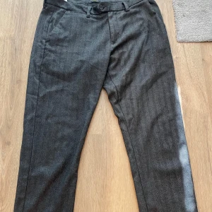 Jack and Jones kostymbyxor  - Ett par randiga kostymbyxor i storlek 34/34 från Jack and Jones som inte längre används. Är i fint skick. 