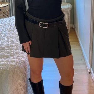 Minikjol  - Jättefin minikjol från Zara, använd 2 gånger 💗