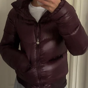 Puffer jacka - Jätte snygg puffer jacka från patrizia pepe, den är både varm och skön. Storlek 46 men passar s/m