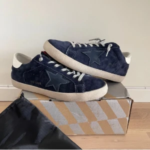 Golden goose  - Säljer nu dessa extremt limiterade Golden goose skor i storlek 41/42  på grund av att de tyvärr är för små. Använda sparsamt och skorna är i 10/10 skick. Kartong och dustbag medföljer. Hör av er vid frågor! 😃pris kan diskuteras inom rimliga siffror 