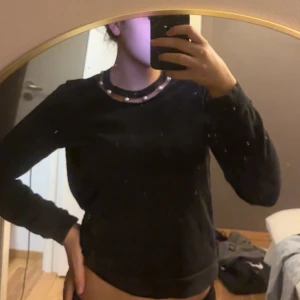 Fin tröja med pärlor  - Tröja med pärlor vid kragen🖤