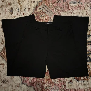 Kostymbyxor - Oanvända kostymbyxor. Dom är högmidjade och oversized! Dessa funkar i alla tillfällen, perfekta nu till höst 🌟💕 Skriv om intresse :)